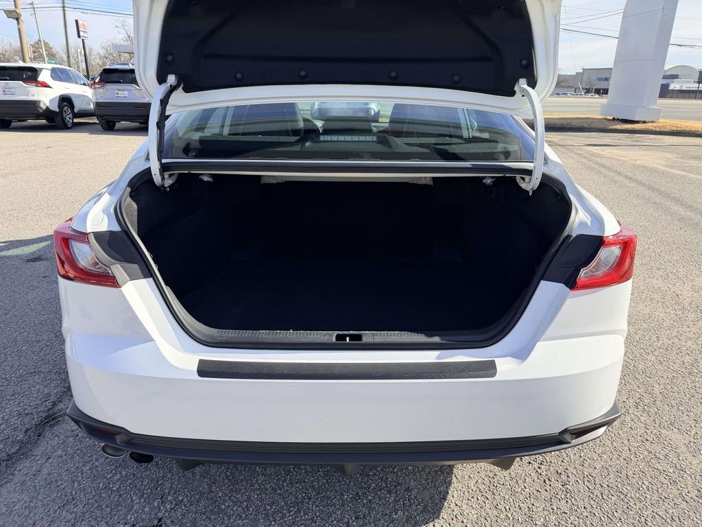 Used 2025 Toyota Camry SE image 15