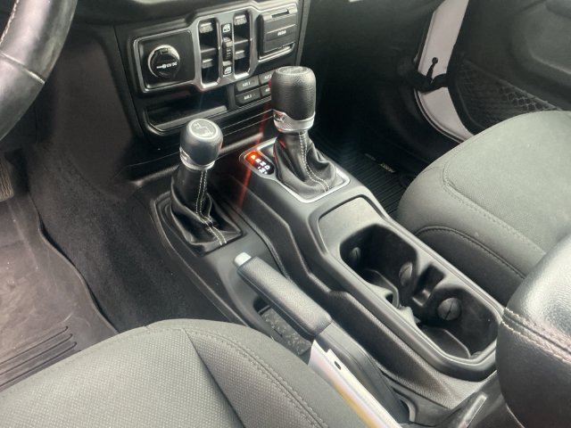 Used 2019 Jeep Wrangler Unlimited Sahara w/ Cold Weather Group AWD/4WD image 18