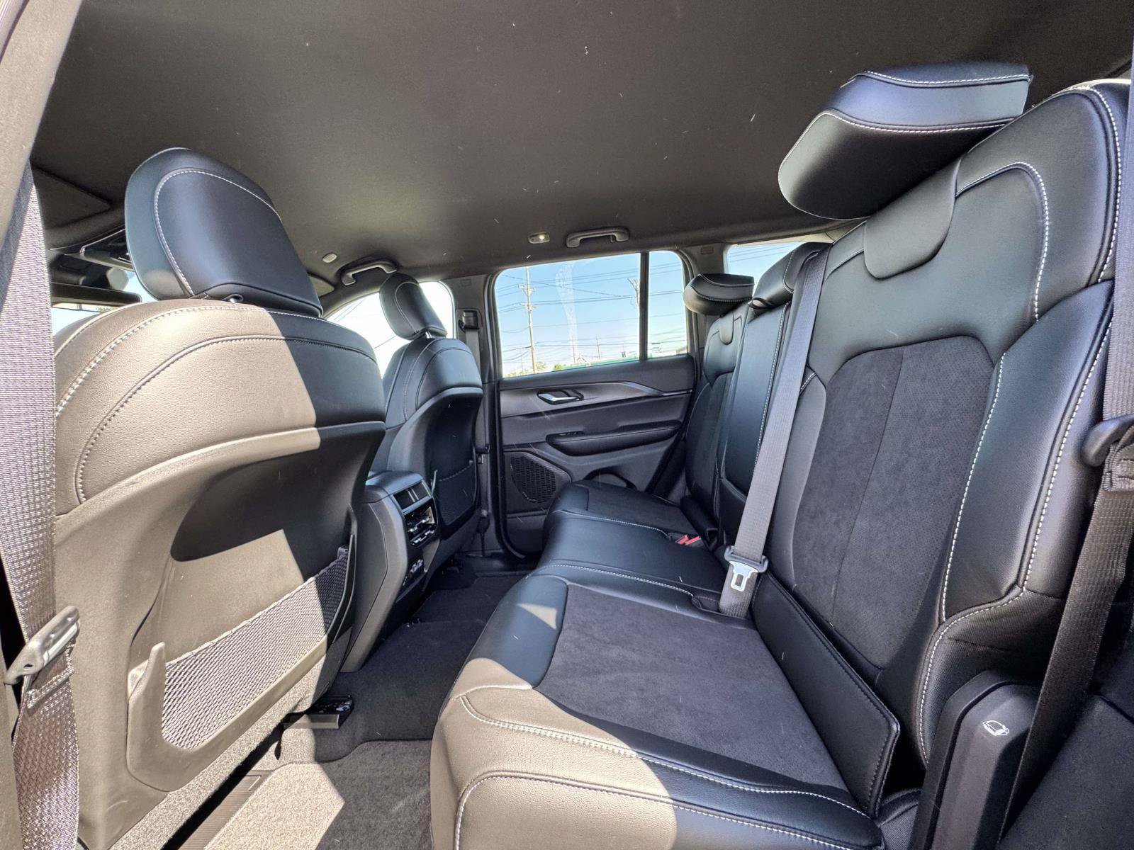 New 2025 Jeep Grand Cherokee Altitude AWD/4WD image 17