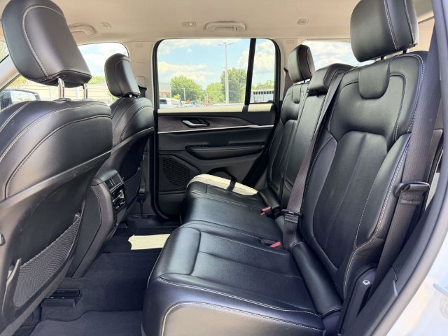 Used 2023 Jeep Grand Cherokee Limited AWD/4WD image 13