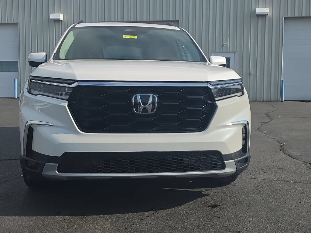 Certified 2025 Honda Pilot Touring image 2