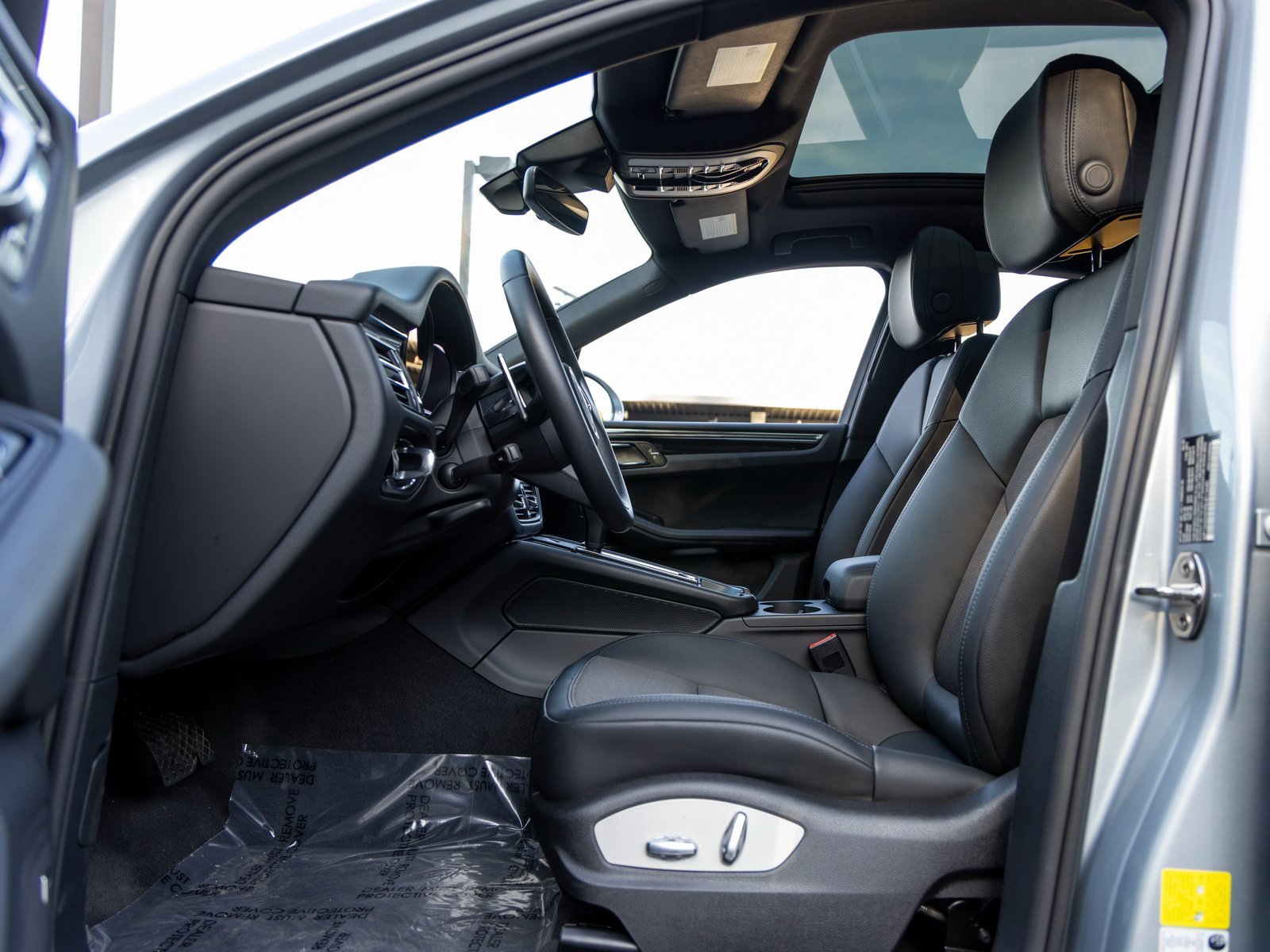 Certified 2025 Porsche Macan image 25