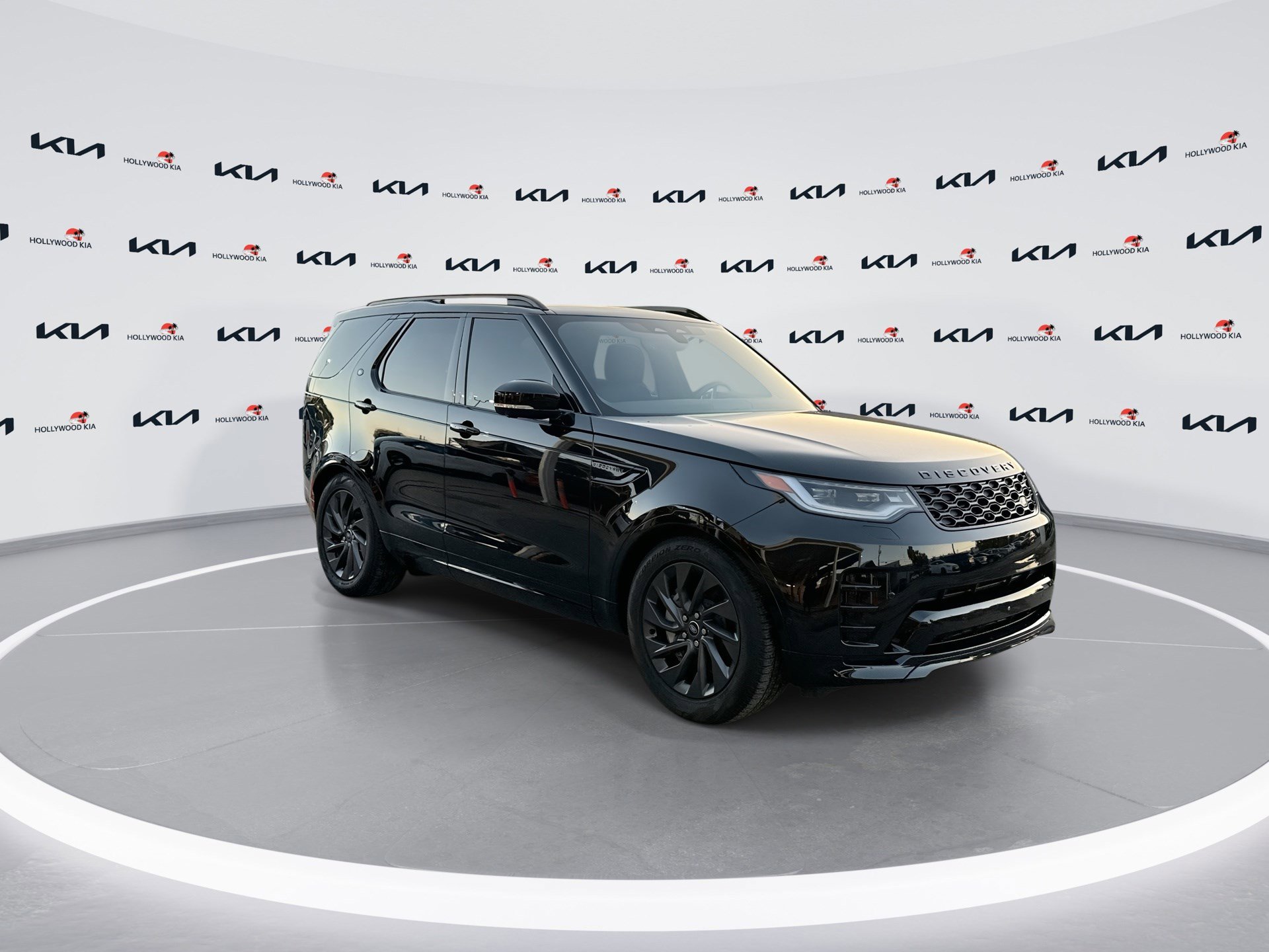 Used 2024 Land Rover Discovery Dynamic SE image 2