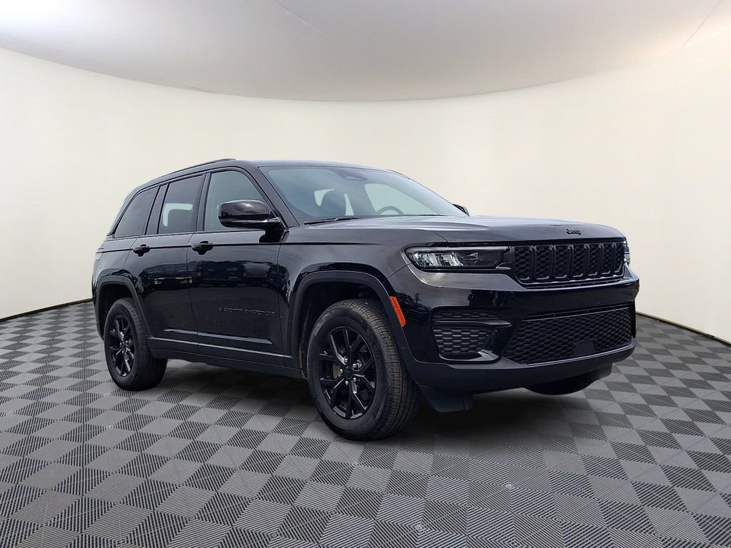 Used 2025 Jeep Grand Cherokee Altitude AWD/4WD image 1