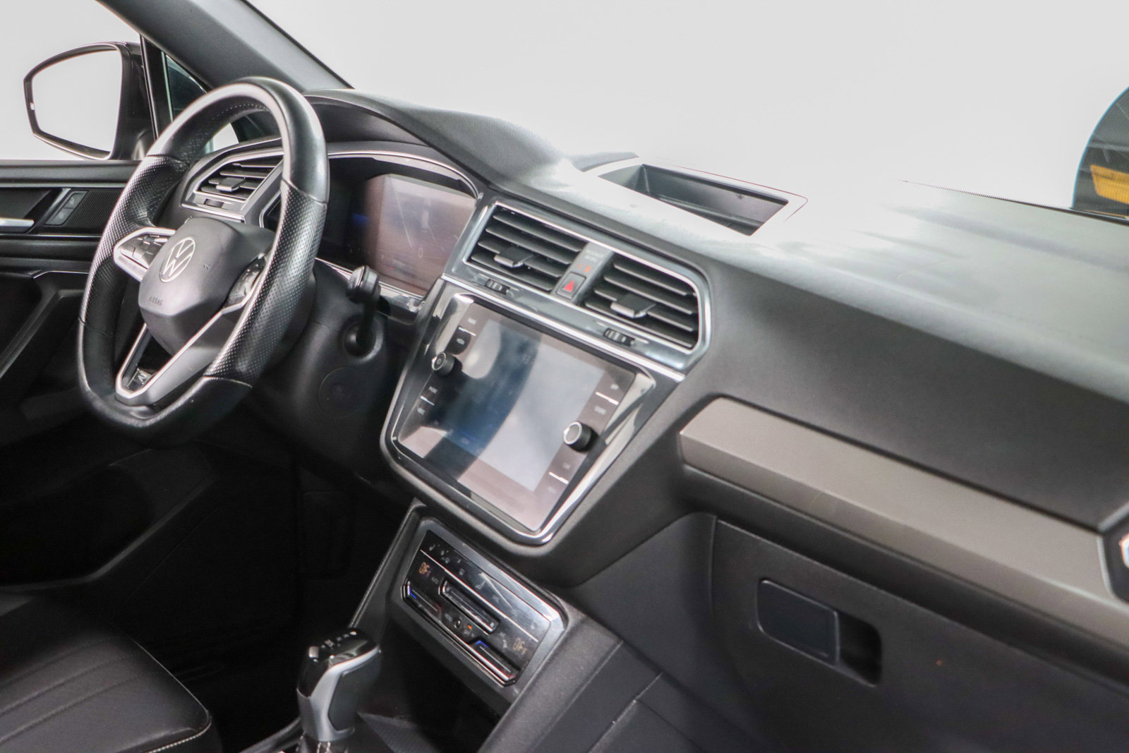 Used 2022 Volkswagen Tiguan SE R-Line image 26