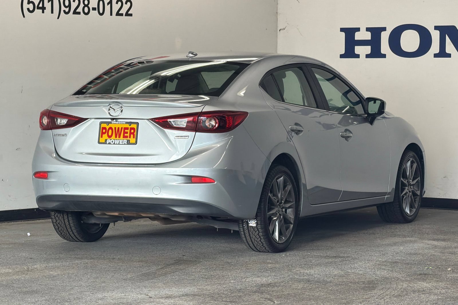 Used 2018 MAZDA MAZDA3 Grand Touring w/ Premium Equipment Package FWD image 3