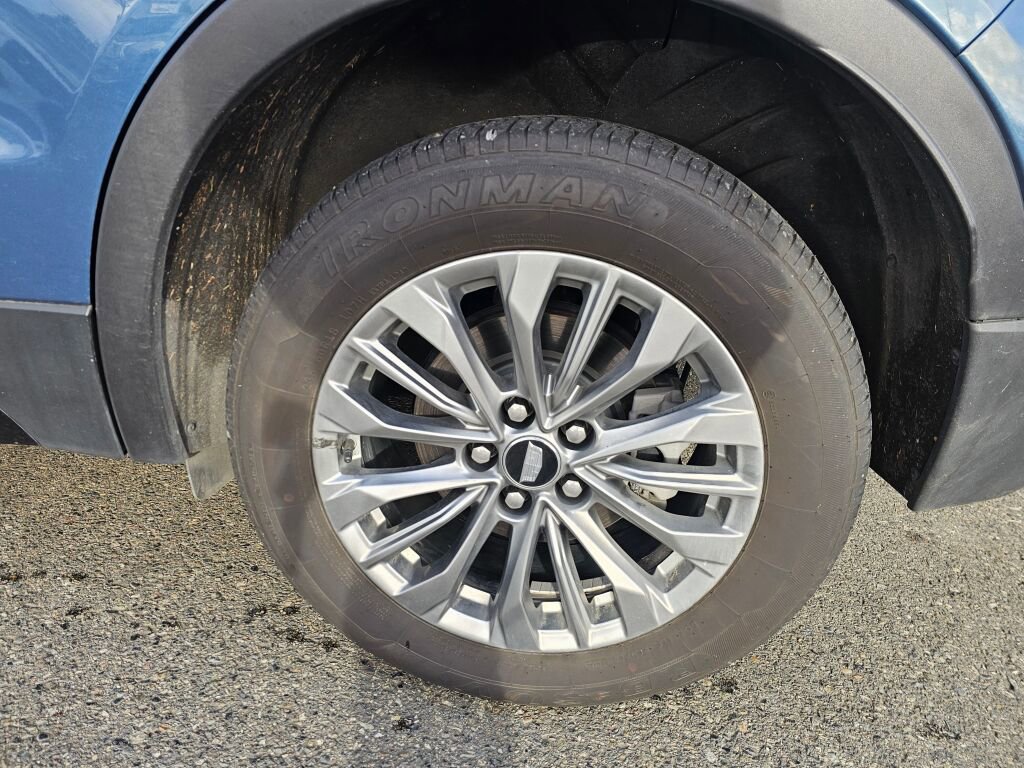 Used 2025 Cadillac XT4 Premium Luxury image 9