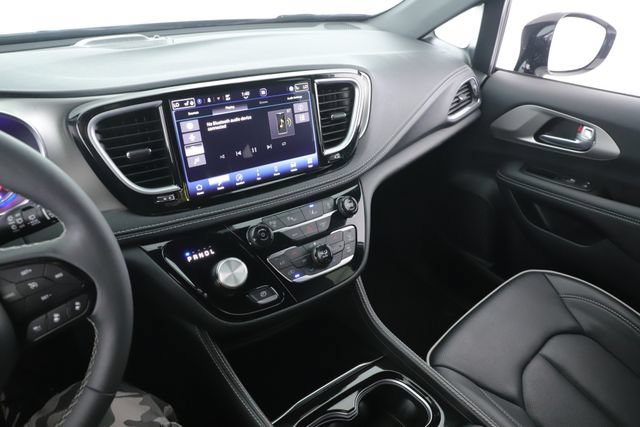 Used 2024 Chrysler Pacifica Premium FWD image 28