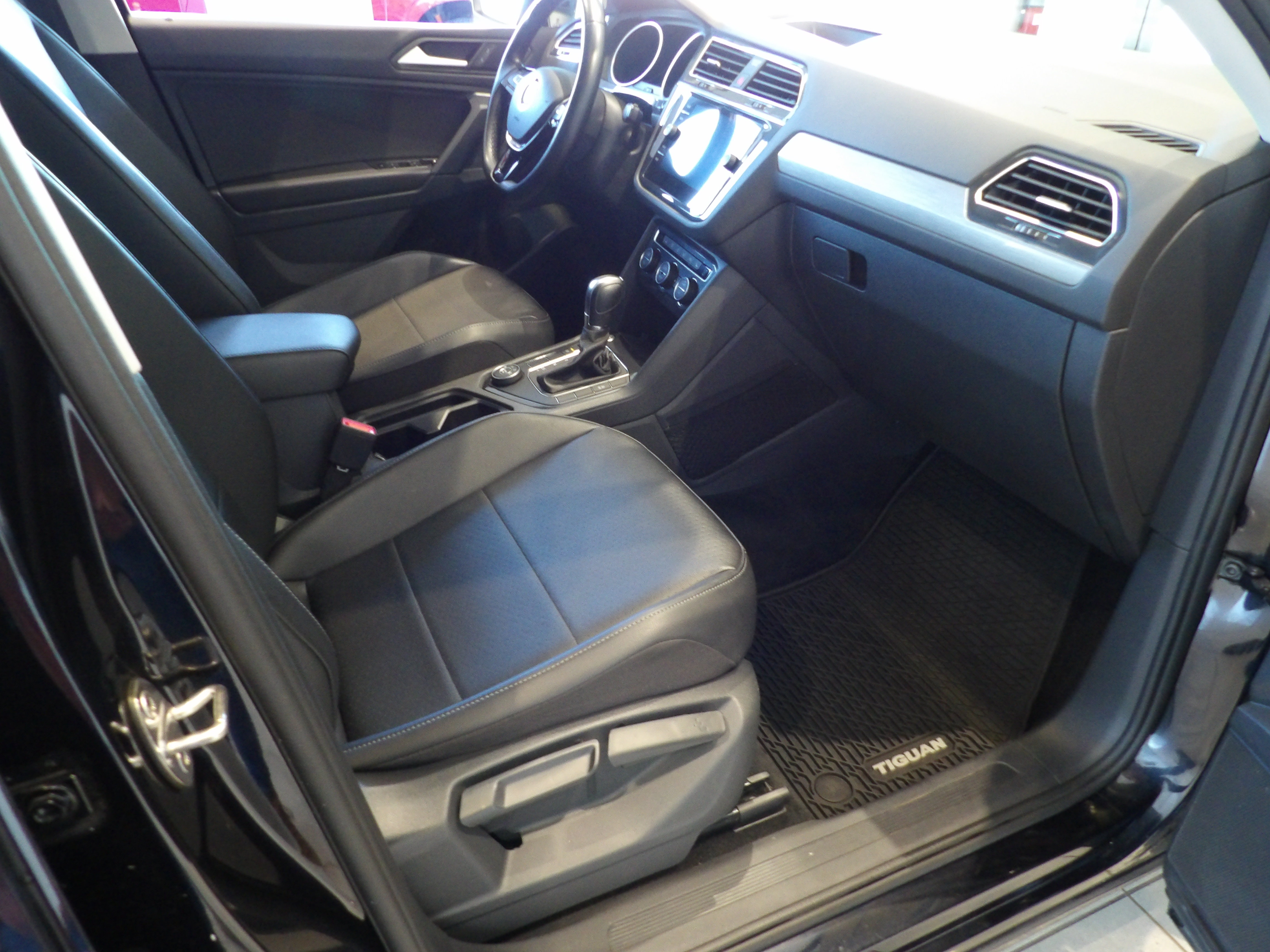 Used 2019 Volkswagen Tiguan SE AWD/4WD image 23