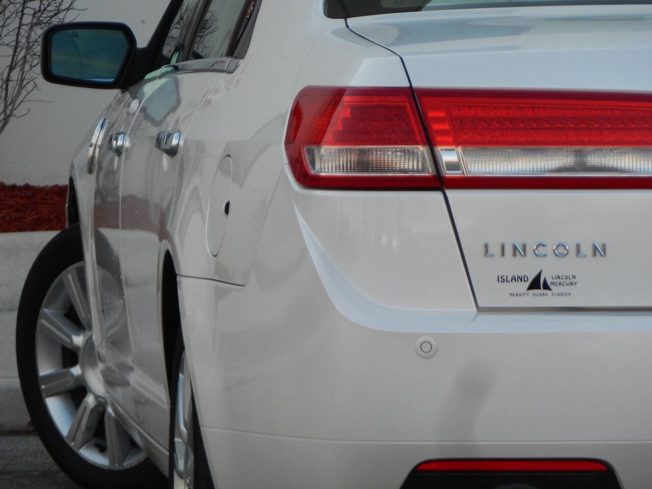 Used 2010 Lincoln MKZ FWD image 1