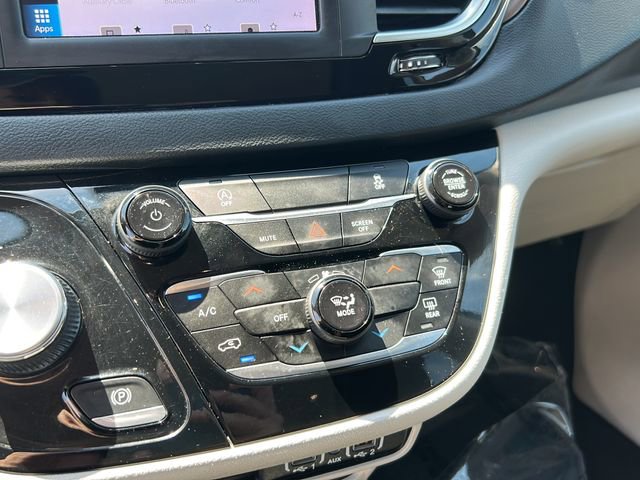 Used 2023 Chrysler Voyager LX FWD image 15