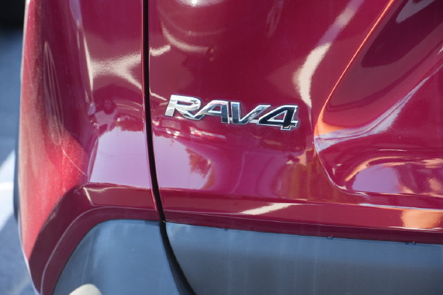 Used 2022 Toyota RAV4 XLE Premium AWD/4WD image 18