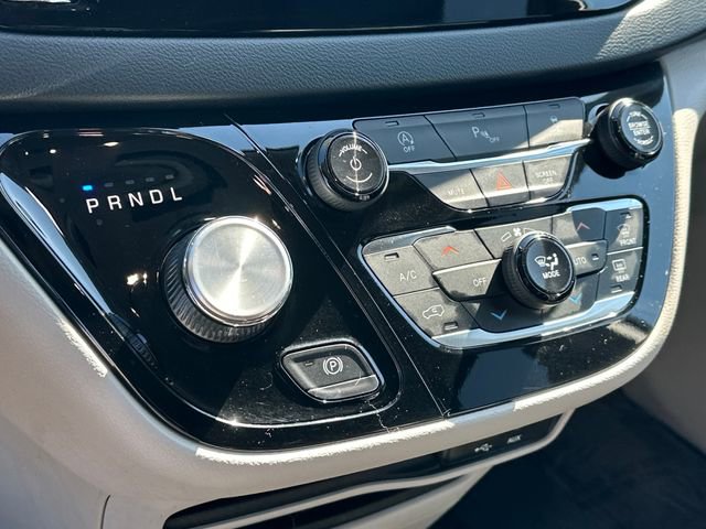Used 2019 Chrysler Pacifica Touring-L FWD image 24