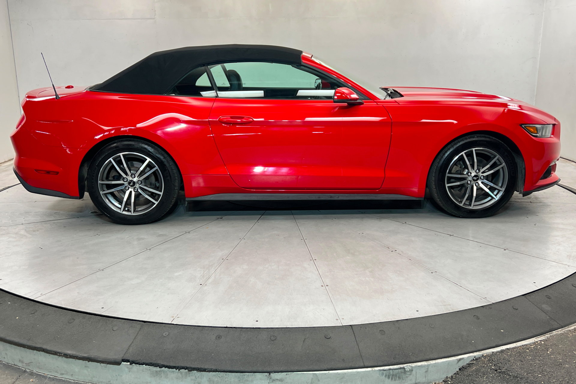 Used 2015 Ford Mustang Premium RWD image 7