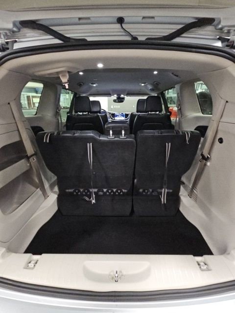 Used 2024 Chrysler Pacifica Touring-L image 37