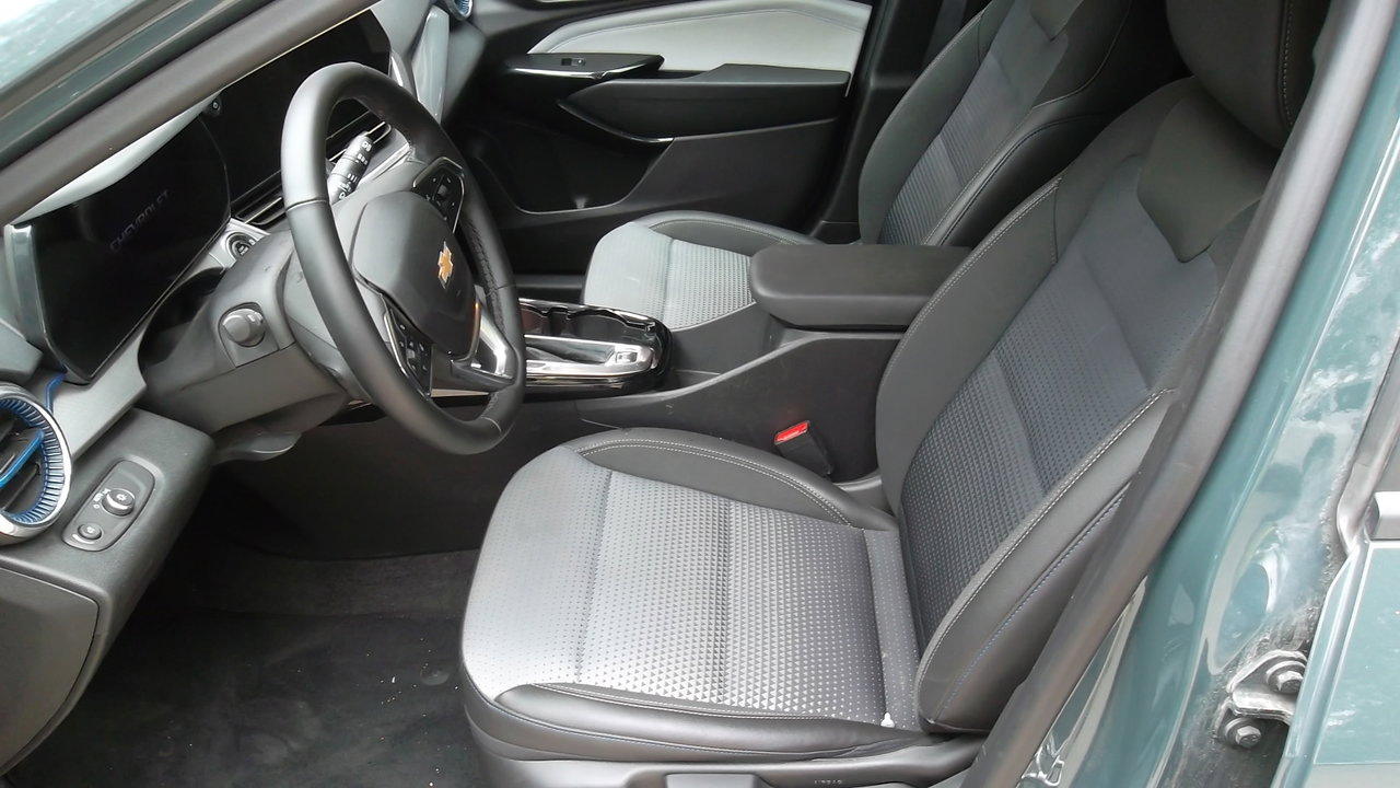 Used 2025 Chevrolet Trax LT w/ LT Convenience Package image 8