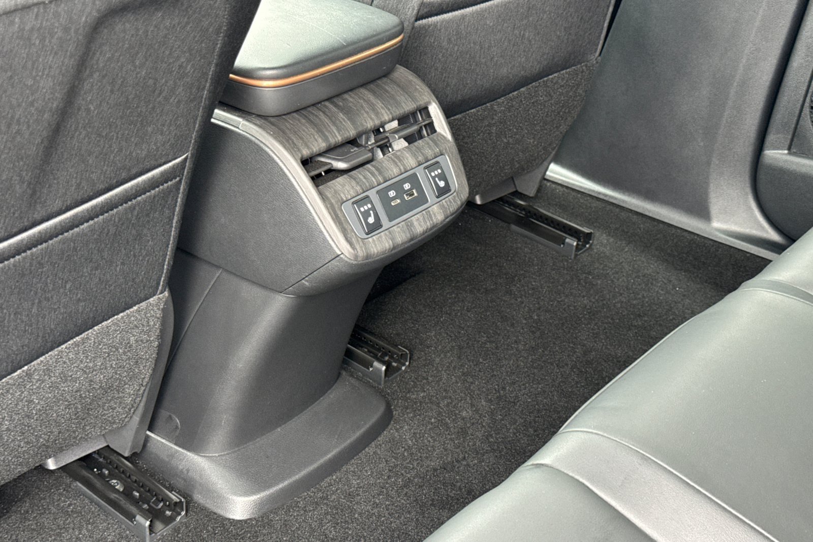 Used 2023 Nissan Ariya AWD image 42