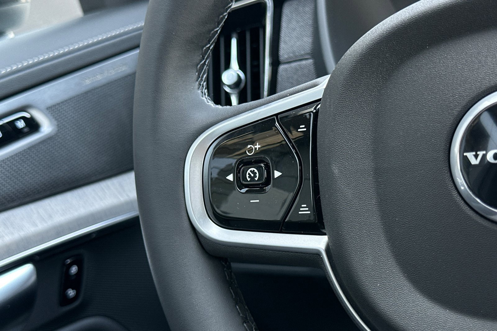 New 2026 Volvo XC90 B6 Ultra w/ Protection Package image 29