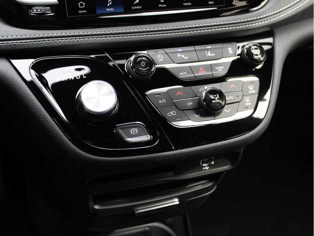 New 2026 Chrysler Pacifica Select AWD/4WD image 18