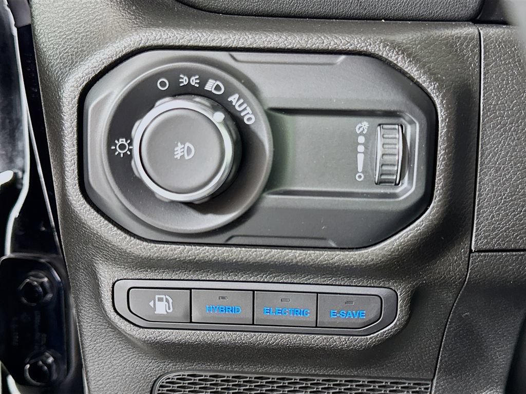 Used 2023 Jeep Wrangler Unlimited Sahara w/ Cold Weather Group AWD/4WD image 13