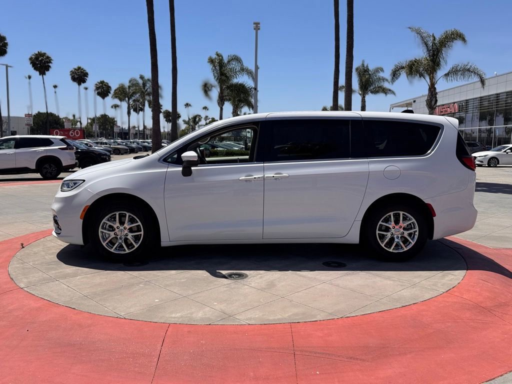 Used 2023 Chrysler Pacifica Touring-L FWD image 5