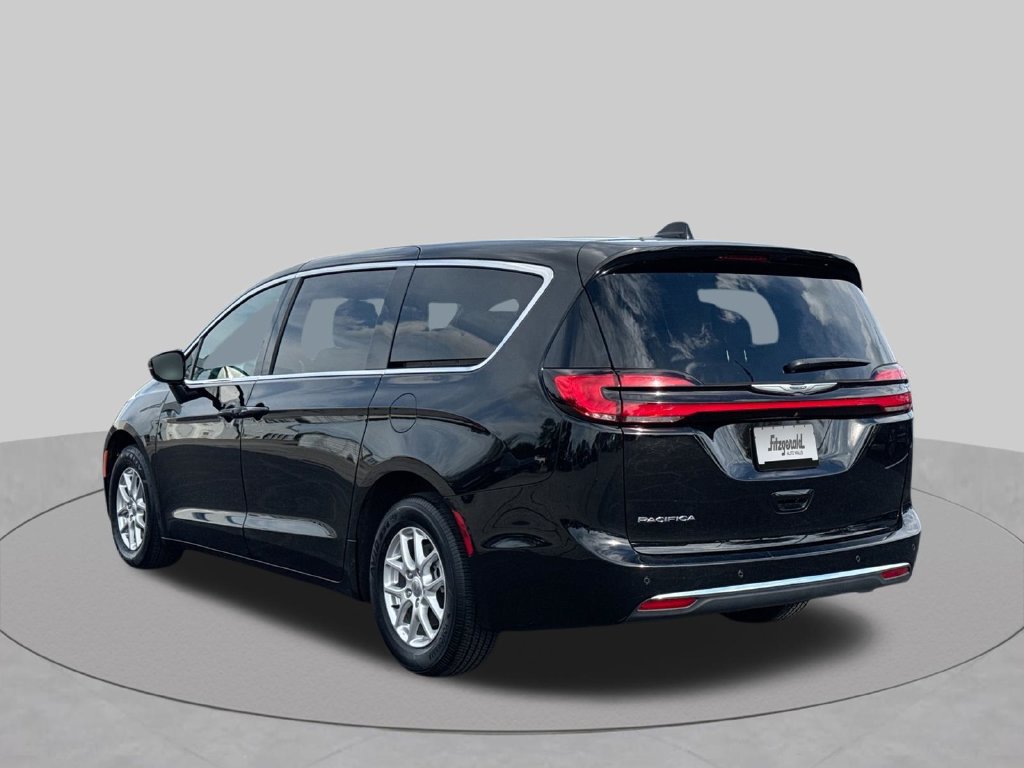 Used 2024 Chrysler Pacifica Touring FWD image 6