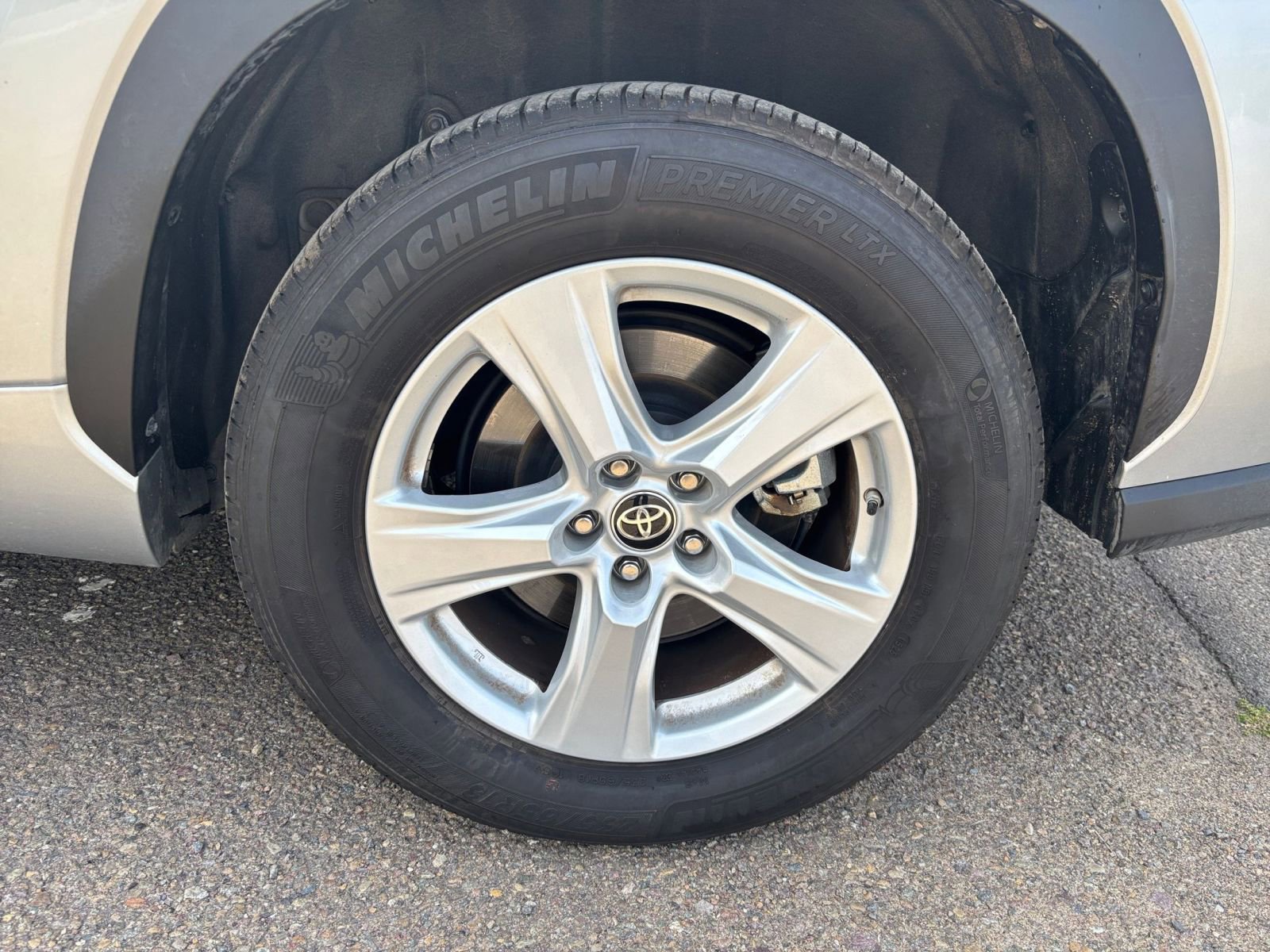 Used 2025 Toyota Highlander LE image 32