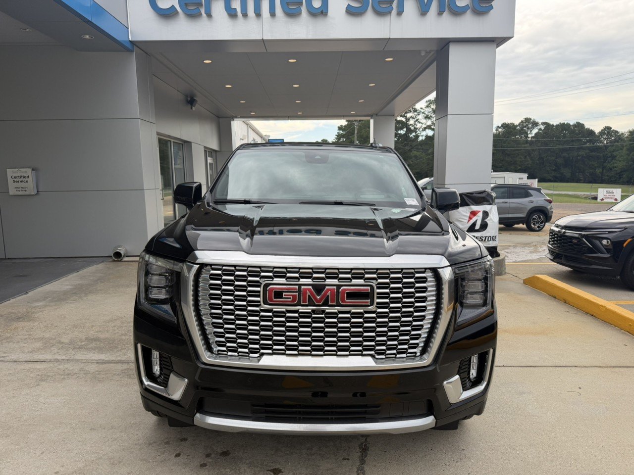Used 2024 GMC Yukon Denali w/ Advanced Technology Package AWD/4WD image 2