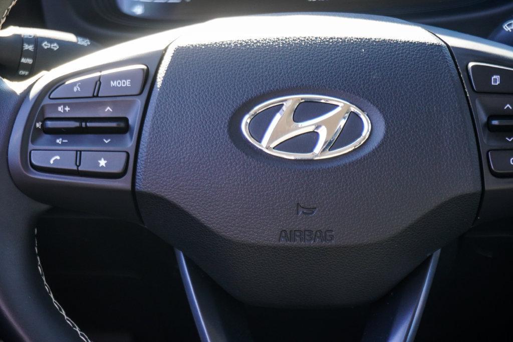 Used 2025 Hyundai Venue Limited FWD image 14
