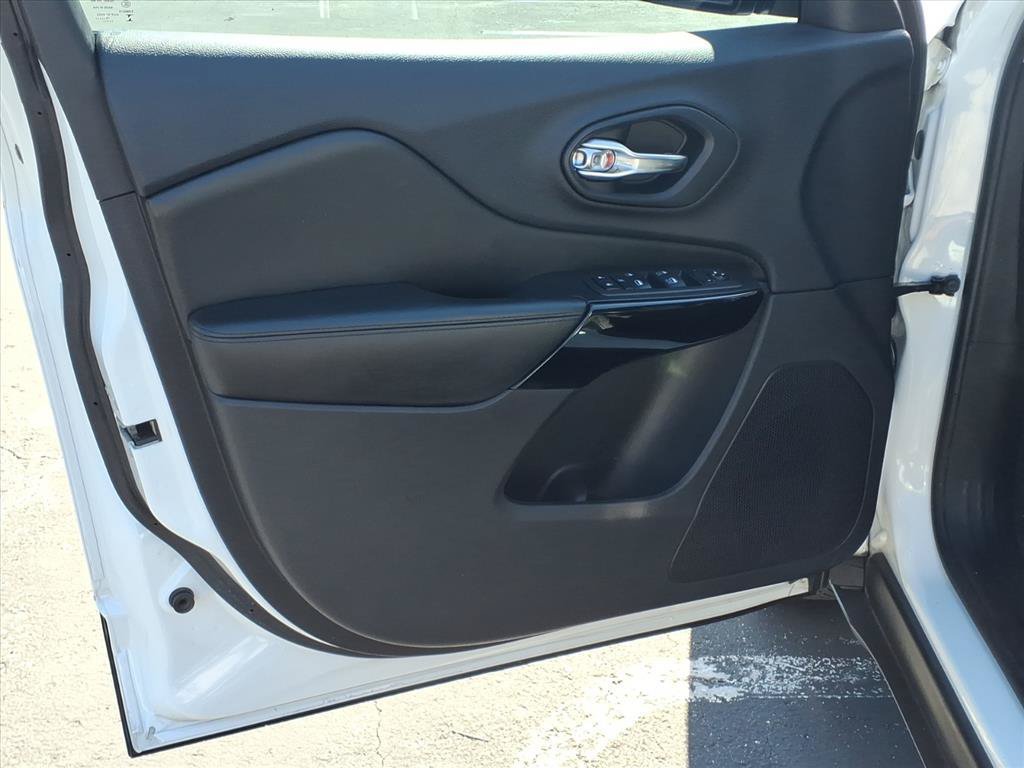 Used 2020 Jeep Cherokee Latitude Plus FWD image 18
