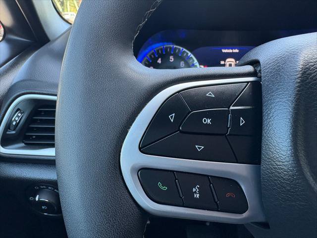 Certified 2025 Chrysler Pacifica Select FWD image 21
