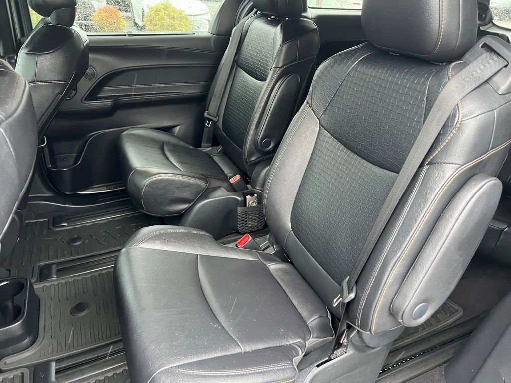 Used 2025 Toyota Sienna XLE Woodland Edition image 16
