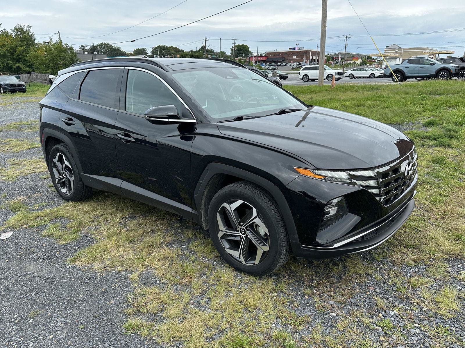 Certified 2022 Hyundai Tucson Limited w/ Cargo Package AWD/4WD image 2
