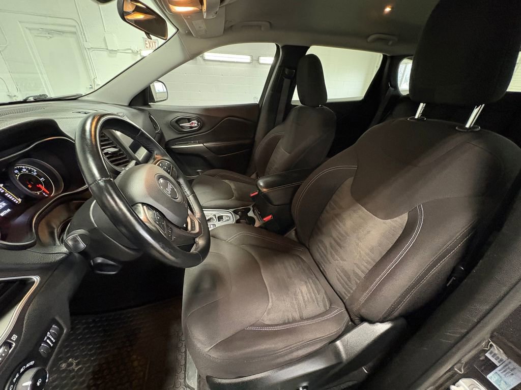 Used 2019 Jeep Cherokee Latitude w/ Cold Weather Group image 16