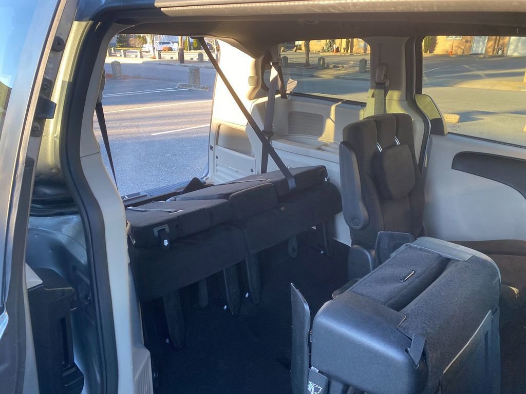 Used 2016 Dodge Grand Caravan SE image 27