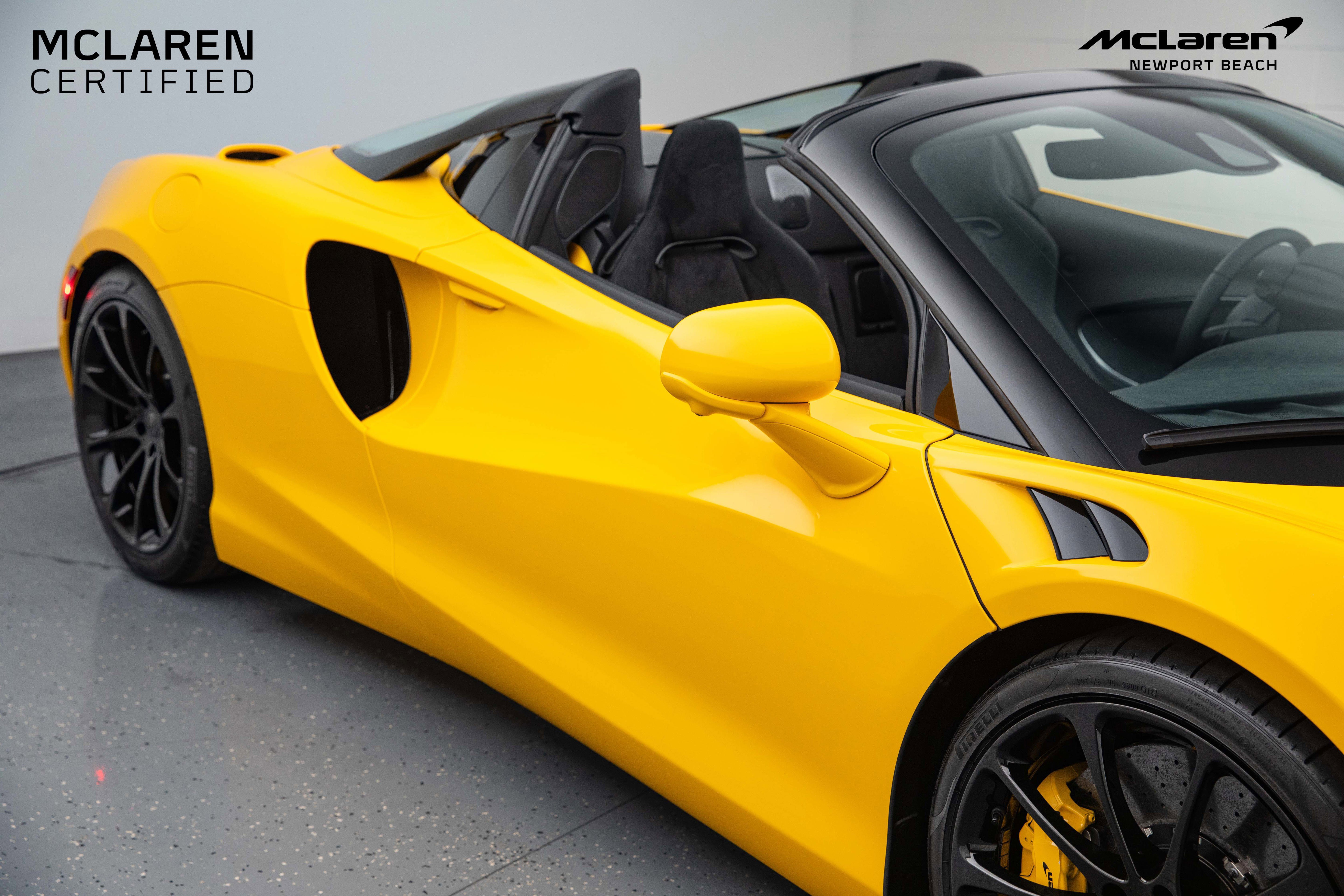 Used 2025 McLaren Artura Spider image 3
