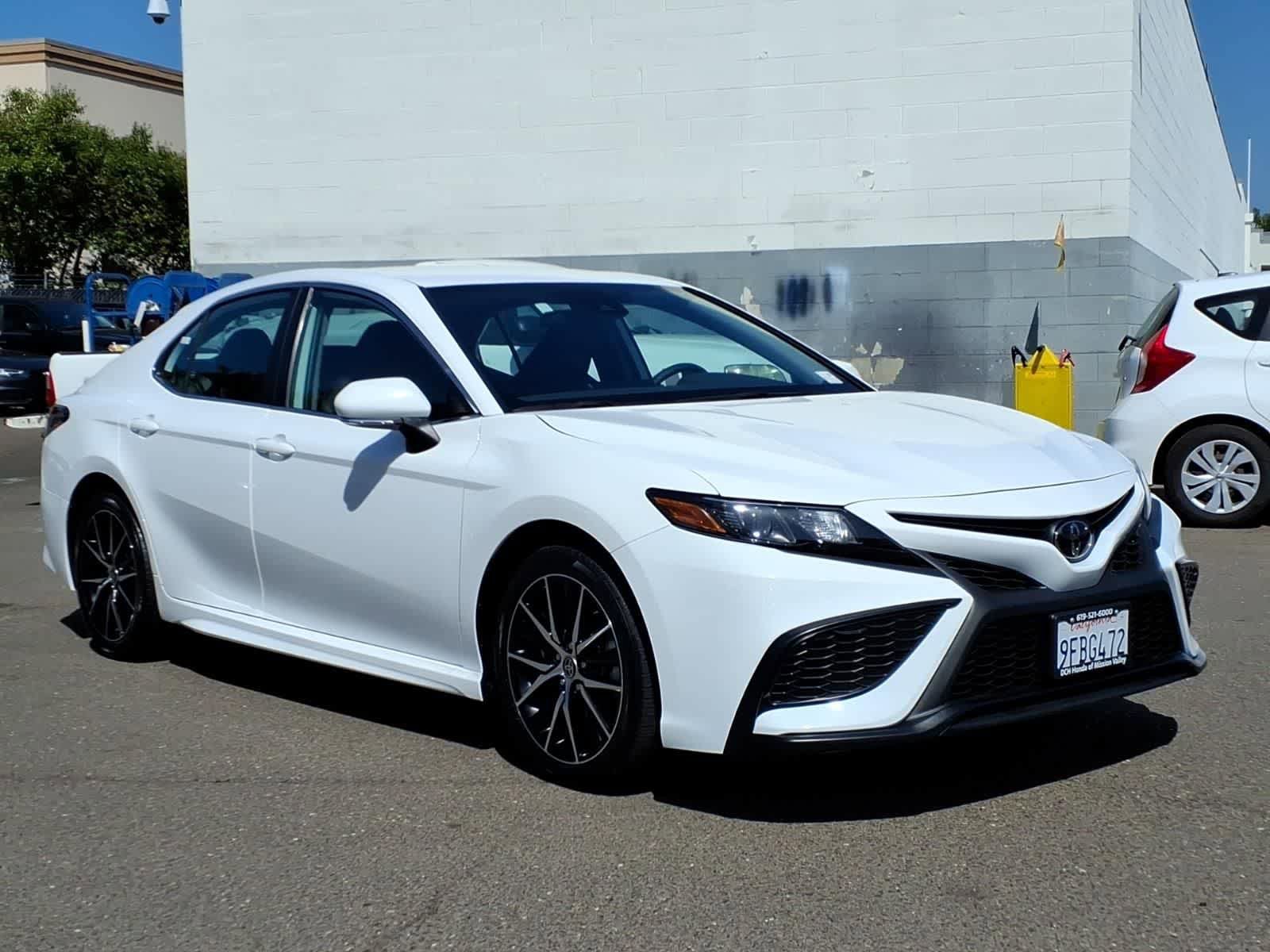 Used 2023 Toyota Camry SE image 3