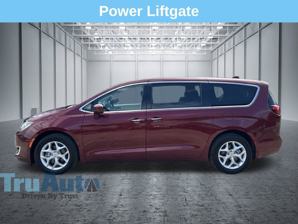 Used 2020 Chrysler Pacifica Touring w/ Tire & Wheel Group FWD image 4