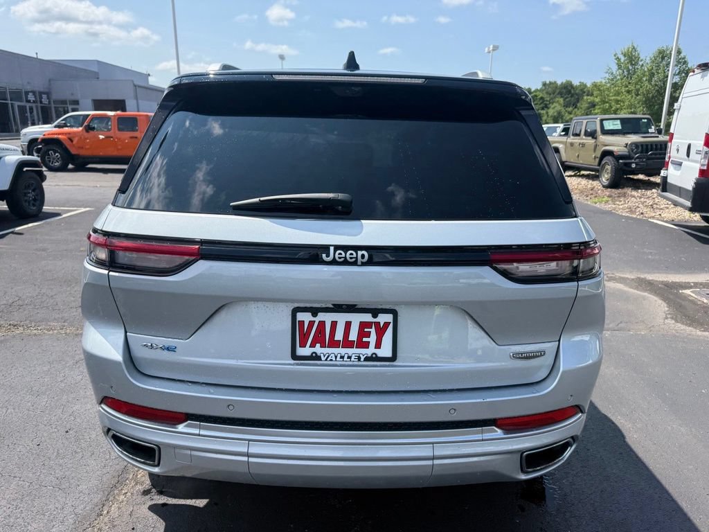 Used 2023 Jeep Grand Cherokee Summit AWD/4WD image 5