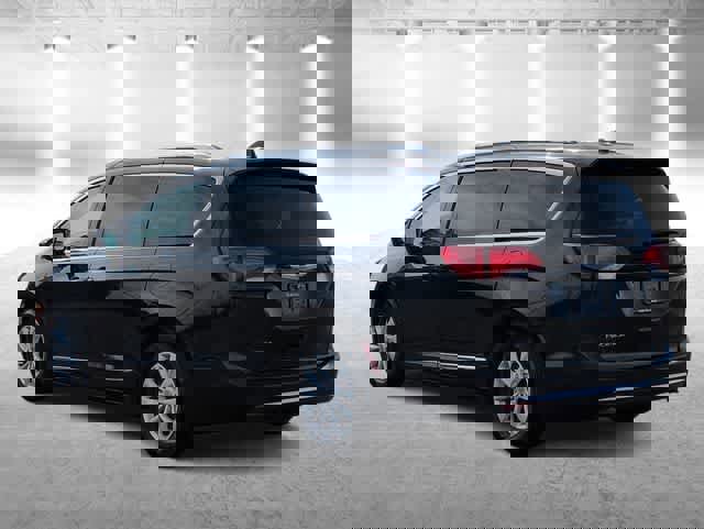 Used 2018 Chrysler Pacifica Touring-L Plus image 6