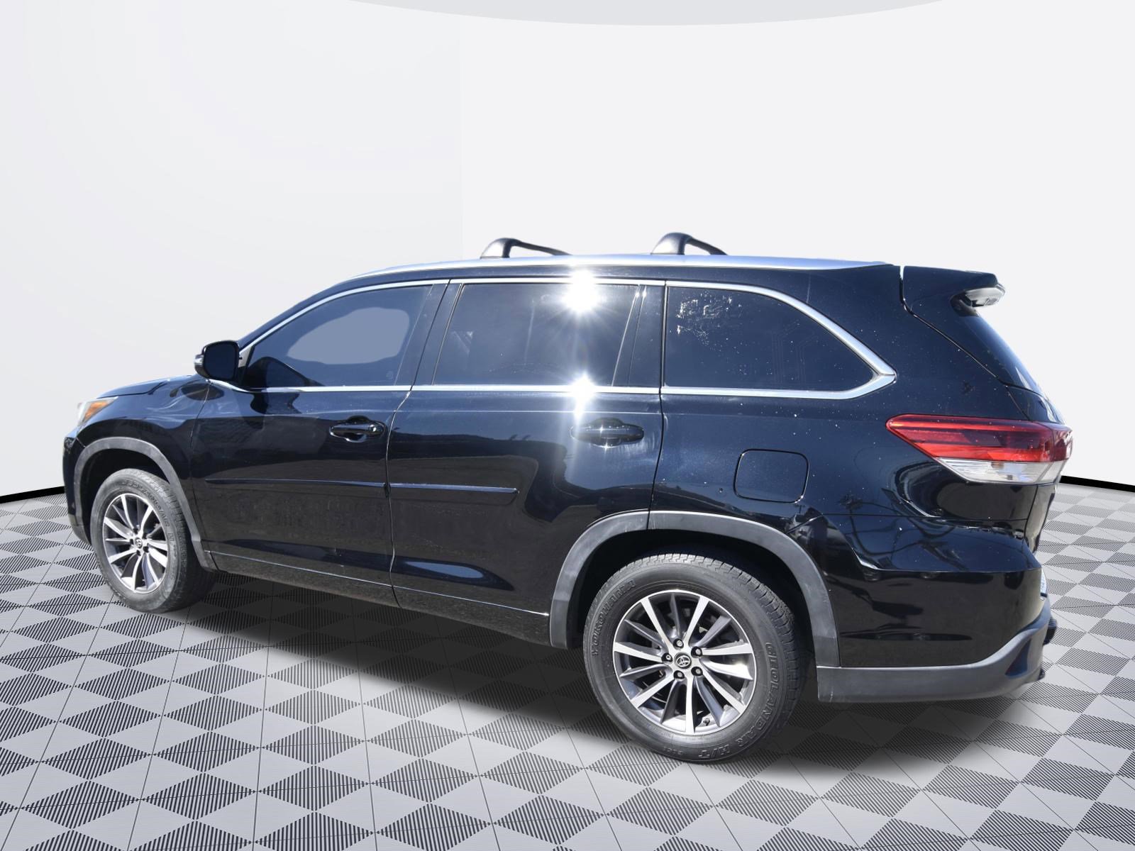 Used 2017 Toyota Highlander XLE FWD image 4