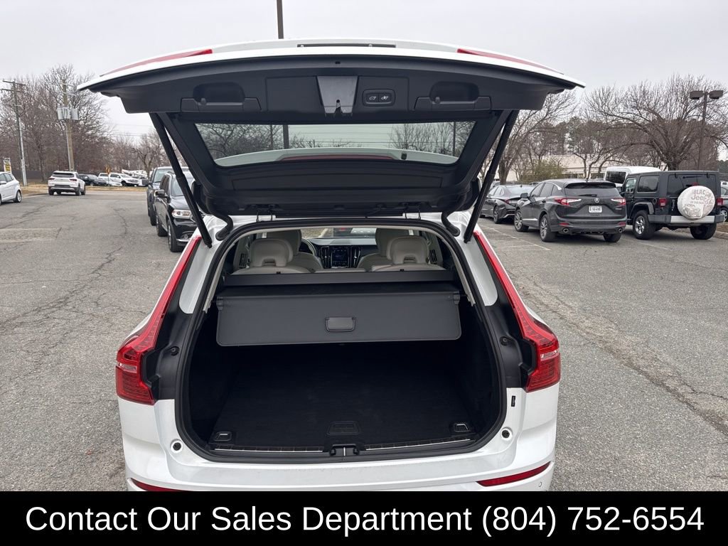 Used 2023 Volvo XC60 B5 Plus image 12