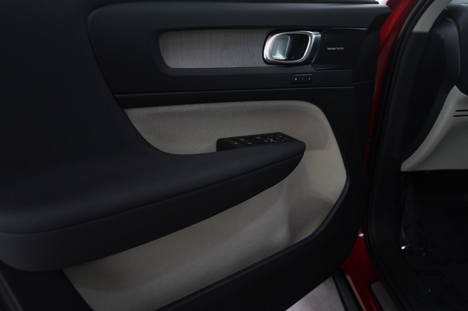 Used 2023 Volvo XC40 B5 Ultimate w/ Protection Package Premier image 23