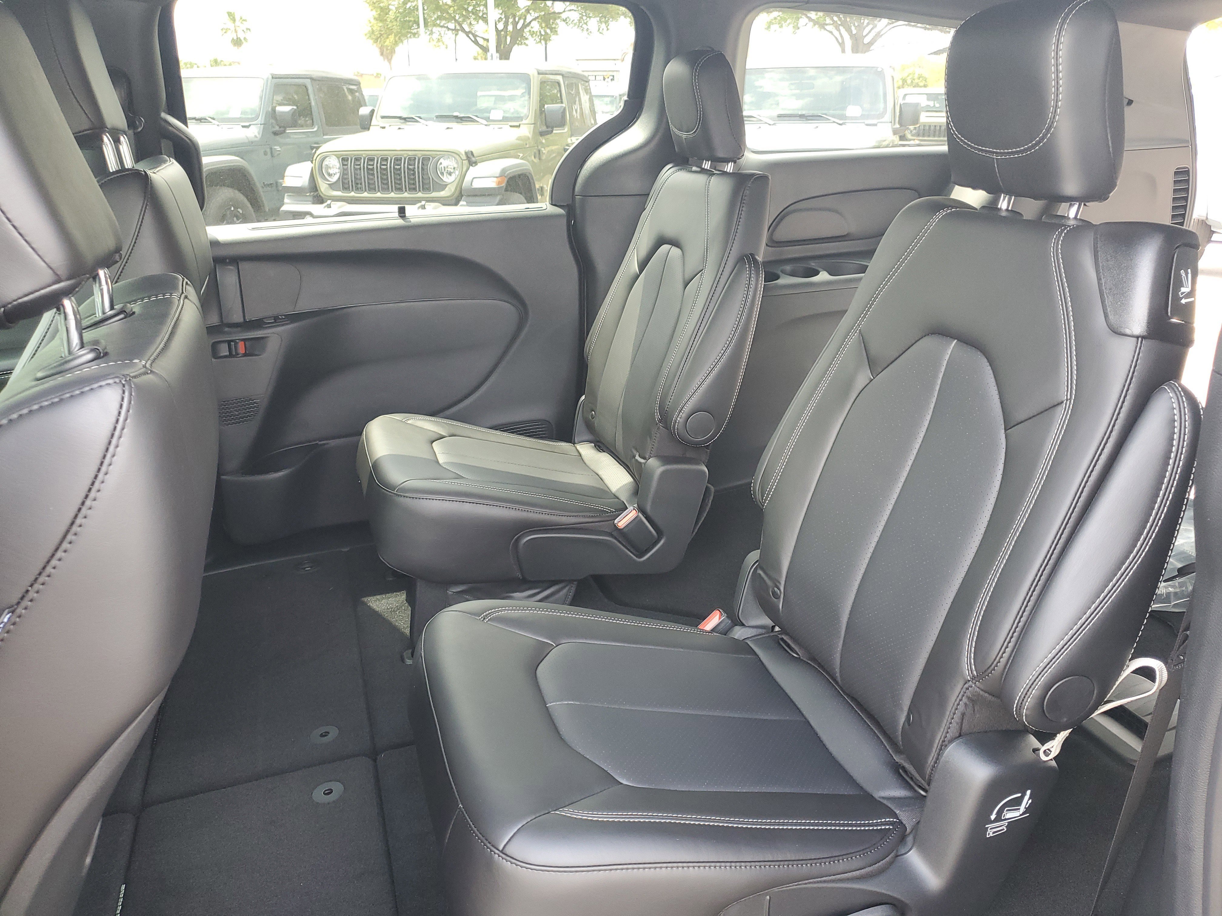 New 2026 Chrysler Pacifica Select image 9