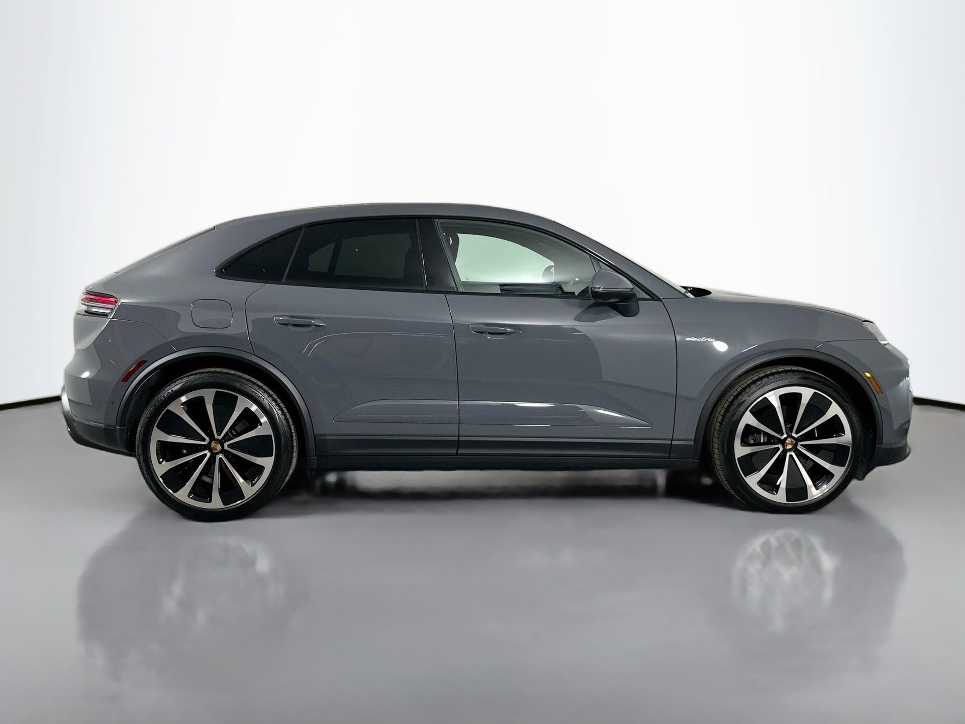 Certified 2025 Porsche Macan 4 Electric image 8
