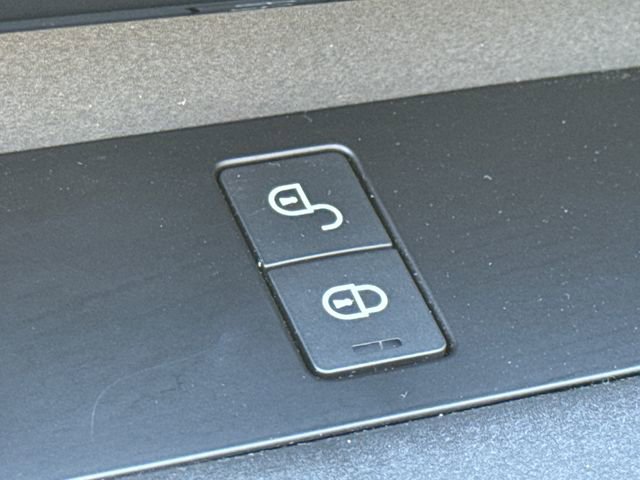 Used 2019 Land Rover Discovery SE image 19