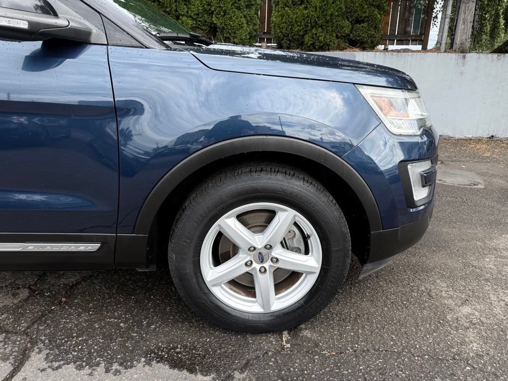 Used 2017 Ford Explorer XLT w/ Equipment Group 202A AWD/4WD image 12