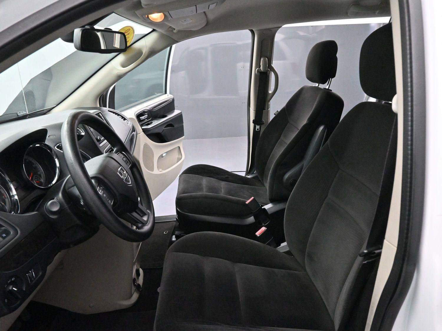 Used 2018 Dodge Grand Caravan SE w/ UConnect Hands-Free Group image 13