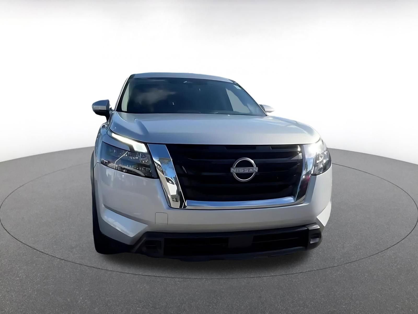 Used 2025 Nissan Pathfinder SV image 4