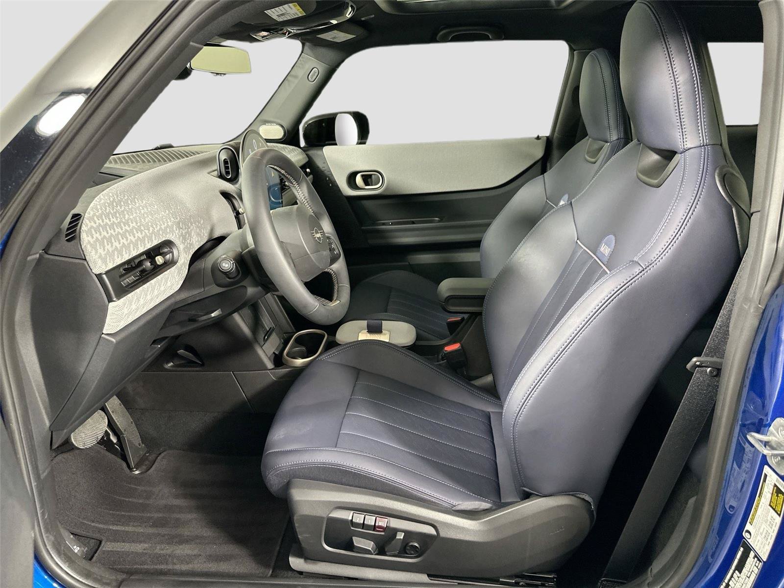 Used 2025 MINI Cooper 2-Door Hardtop FWD image 16